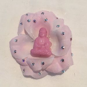 Tarina Tarantino pink hair clip